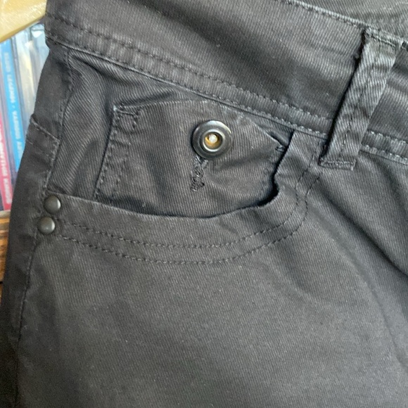 URBAN LIFE True Black Capris Size 7/8 - Picture 3 of 10